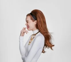 Olaplex Holiday Kit Smooth Your Style 2023 -Schwarzkopf Winkel holiday23 anastasia portrait 967 olaplex 034 uncropped 1